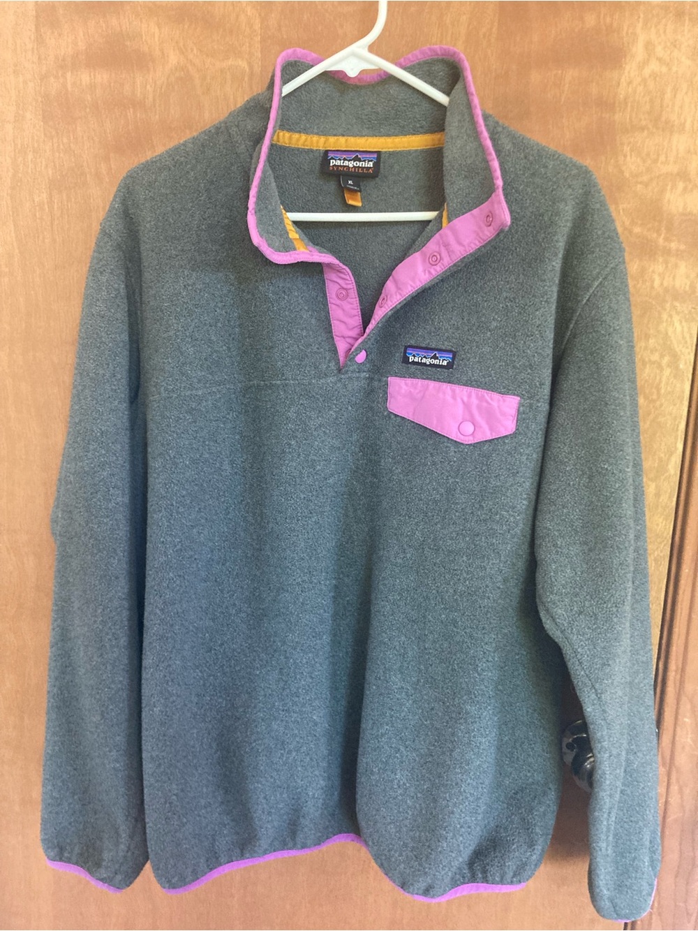 Patagonia Women’s Light weight Synchilla Snap T Fleece Pullover - Gray/Pink XL